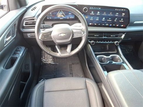 Used 2025 Chevrolet Traverse LT image 11