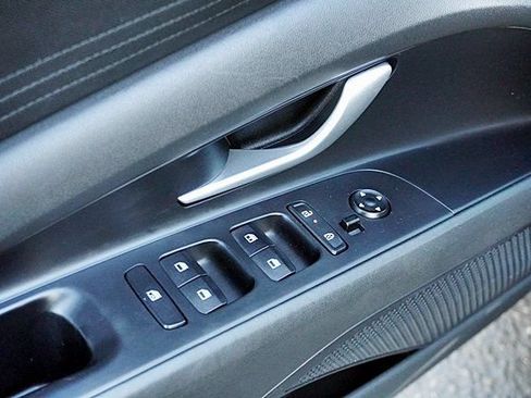 Certified 2025 Hyundai Elantra SE FWD image 32