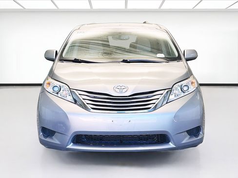 Used 2017 Toyota Sienna LE image 2