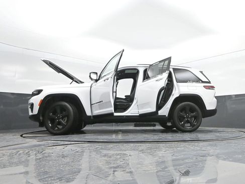 Used 2023 Jeep Grand Cherokee Altitude image 47