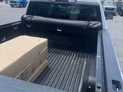 Used 2021 GMC Sierra 1500 4x4 Crew Cab w/ Sierra Value Package image 4
