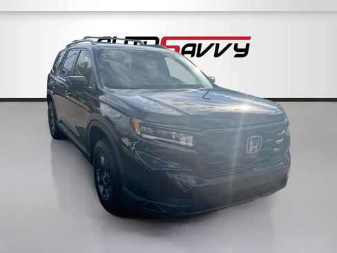 Used 2025 Honda Pilot TrailSport image 1