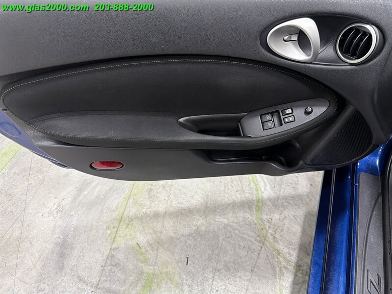 Used 2016 Nissan 370Z Coupe RWD image 21