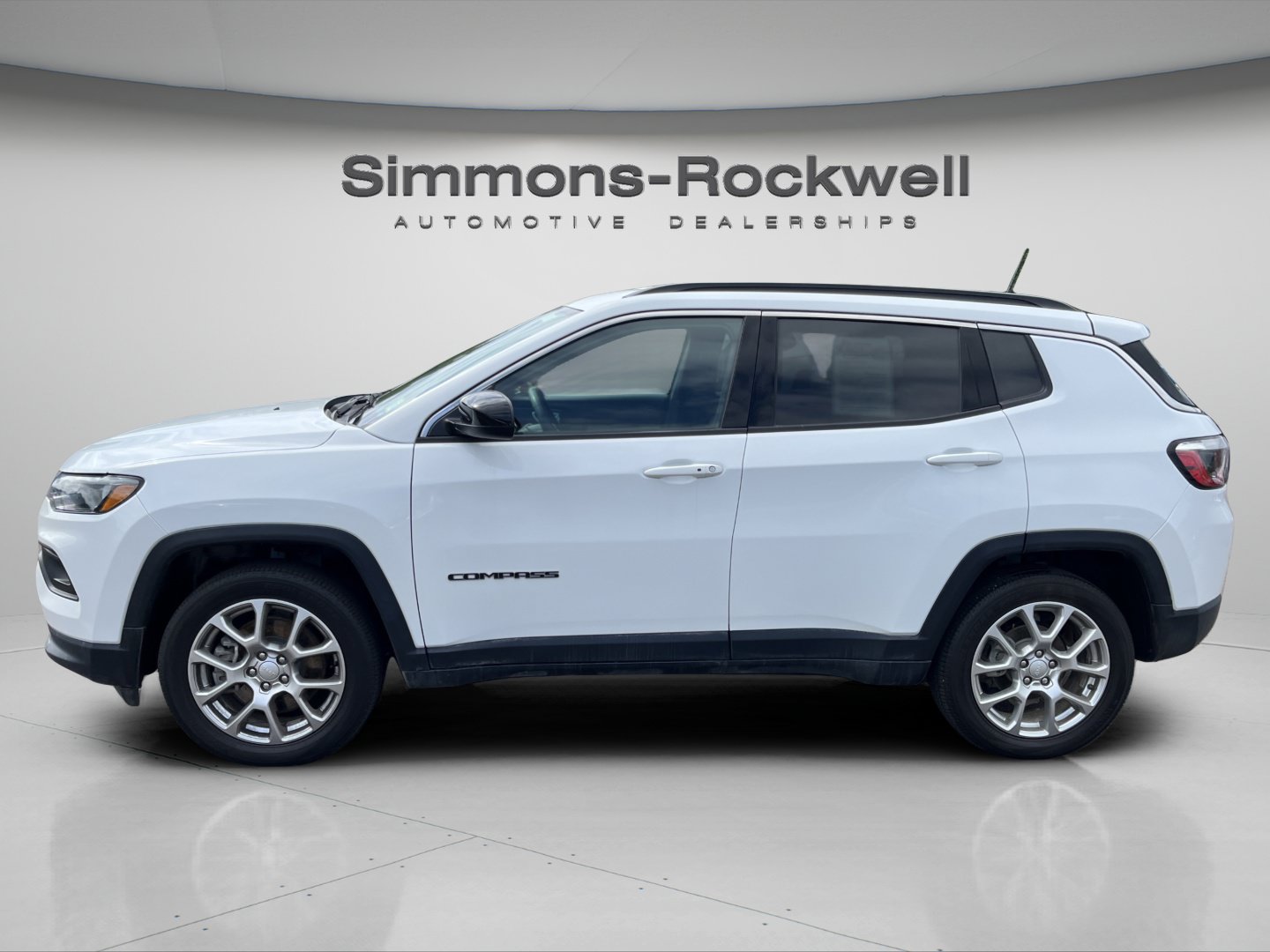 Used 2024 Jeep Compass Latitude AWD/4WD image 2