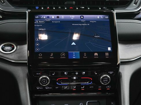 Used 2023 Jeep Grand Cherokee Overland w/ Luxury Tech Group IV AWD/4WD image 19