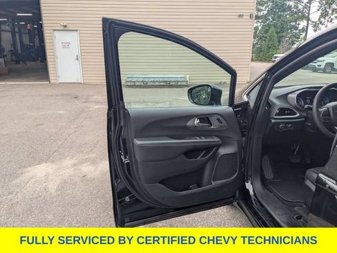 Used 2025 Chrysler Pacifica Select FWD image 25