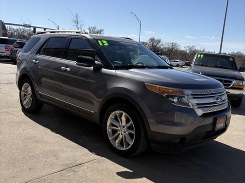 Used 2013 Ford Explorer XLT image 2