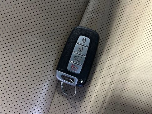 Used 2011 Hyundai Genesis 4.6 image 2