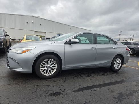 Used 2017 Toyota Camry LE image 1
