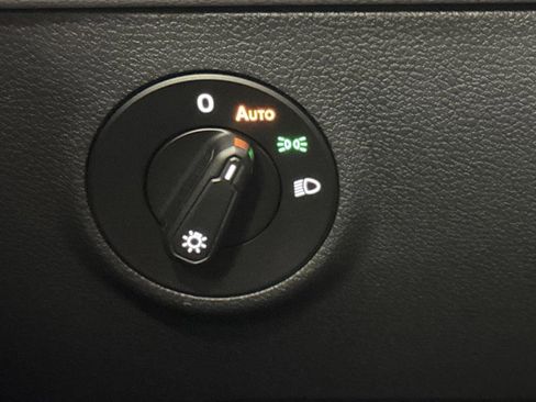 Used 2024 Volkswagen Taos SE w/ Panoramic Sunroof Package image 23