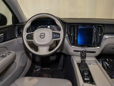 Used 2019 Volvo V60 T5 Momentum image 7