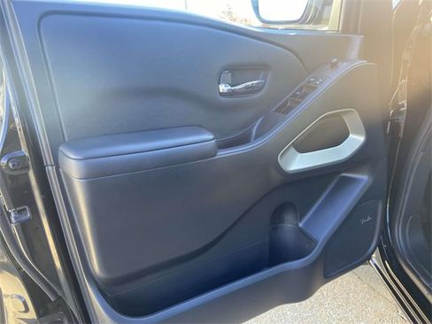 Used 2024 Nissan Frontier SL image 11