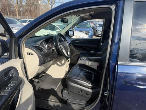 Used 2015 Chrysler Town & Country Touring image 23