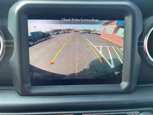 Used 2022 Jeep Wrangler Unlimited Sahara w/ Cold Weather Group image 15