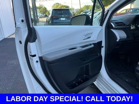 Used 2025 Toyota Sienna XLE FWD image 5