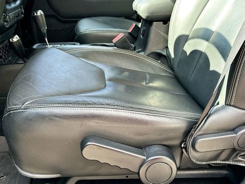 Used 2015 Jeep Wrangler Unlimited Rubicon w/ Connectivity Group image 9