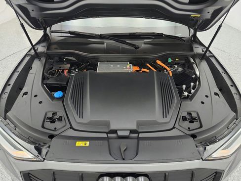 Used 2023 Audi e-tron Premium Plus w/ Premium Plus Package image 16