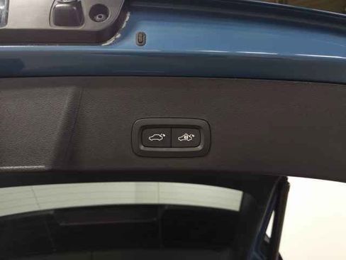 Certified 2025 Volvo XC40 B5 Plus image 10