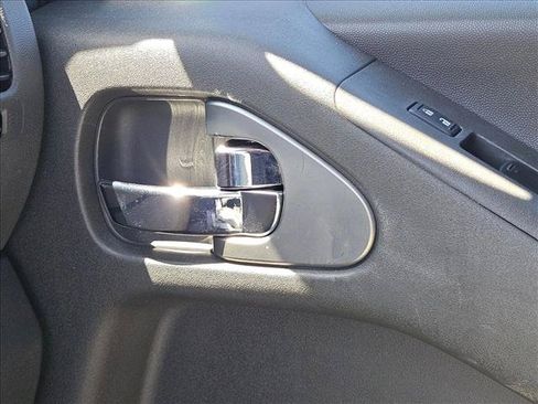 Used 2012 Nissan Frontier SV RWD image 11
