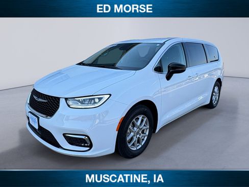 Used 2024 Chrysler Pacifica Touring-L FWD image 1