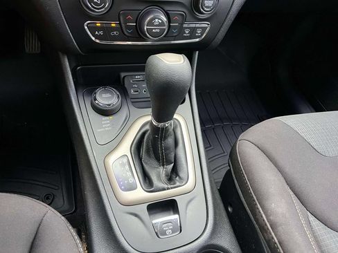 Used 2017 Jeep Cherokee Latitude w/ Comfort/Convenience Group AWD/4WD image 30