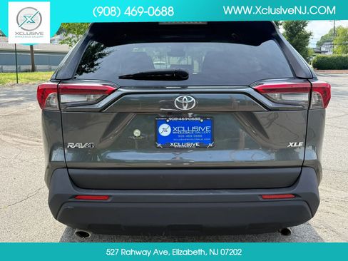 Used 2019 Toyota RAV4 XLE FWD image 3