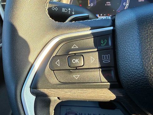 Used 2024 Jeep Grand Cherokee Limited w/ Luxury Tech Group II image 15