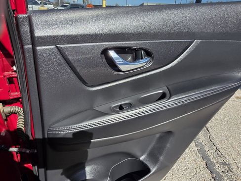 Used 2017 Nissan Rogue SV image 30