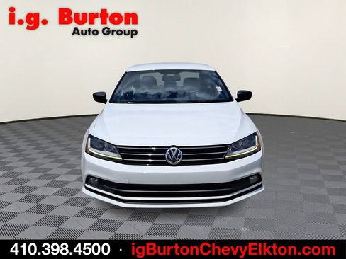 Used 2017 Volkswagen Jetta Sport FWD image 2