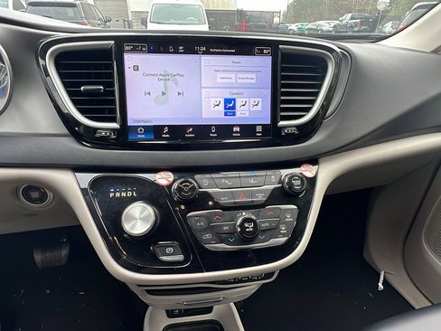 Used 2024 Chrysler Pacifica Touring-L image 30