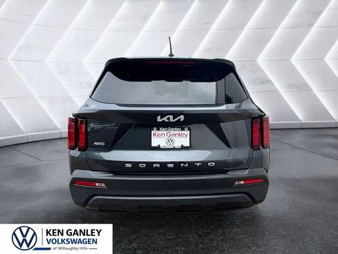 Used 2022 Kia Sorento LX AWD/4WD image 3