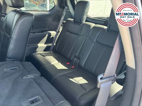 Used 2016 Nissan Pathfinder Platinum w/ Family Entertainment Package AWD/4WD image 15