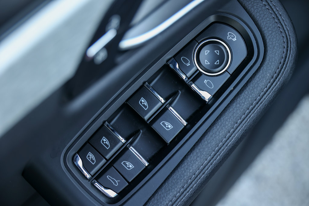 Certified 2026 Porsche Macan AWD/4WD image 24