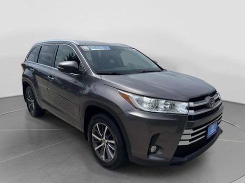 Used 2017 Toyota Highlander XLE AWD/4WD image 9