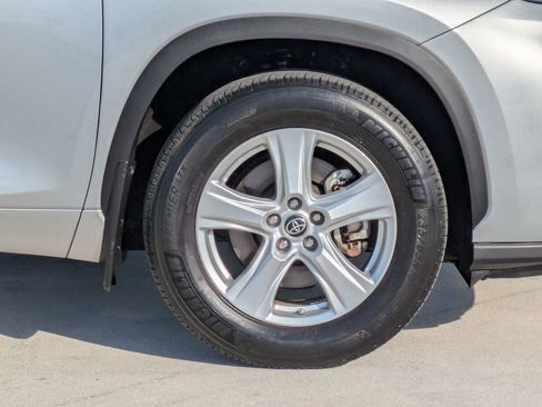 Used 2024 Toyota Highlander LE image 9