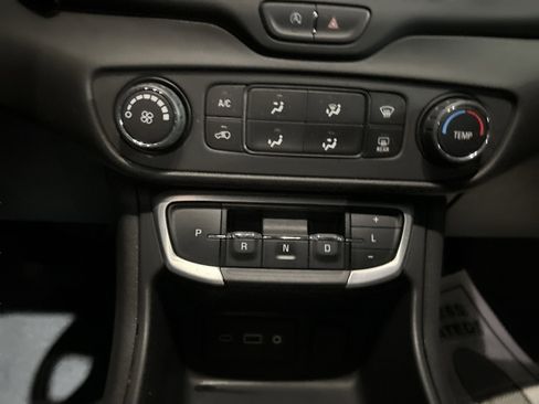 Used 2024 GMC Terrain SLE image 36