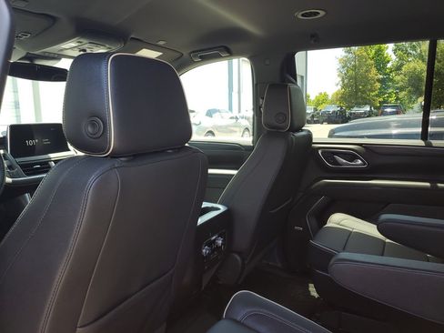 Used 2024 GMC Yukon SLT w/ SLT Luxury Package RWD image 9