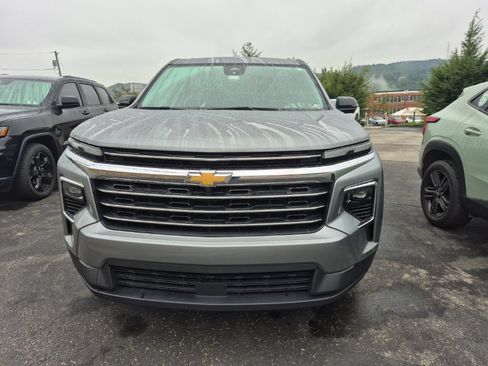 Used 2024 Chevrolet Traverse LT w/ Trailering Package AWD/4WD image 2