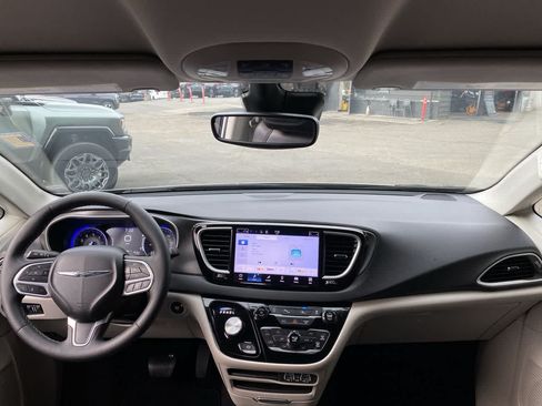 Used 2024 Chrysler Pacifica Touring-L FWD image 12