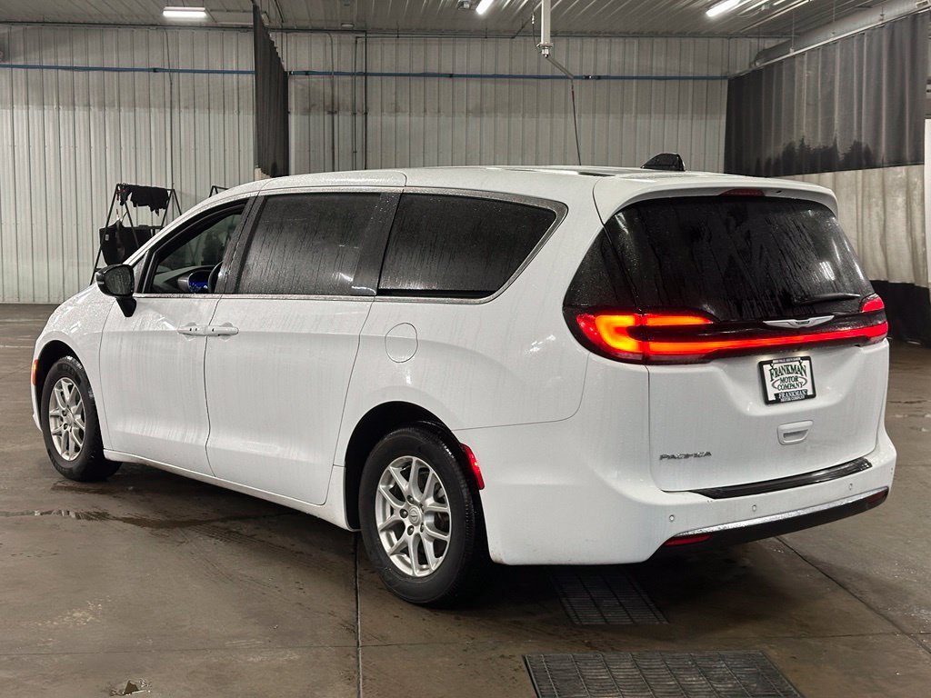 Used 2025 Chrysler Pacifica Select FWD image 5