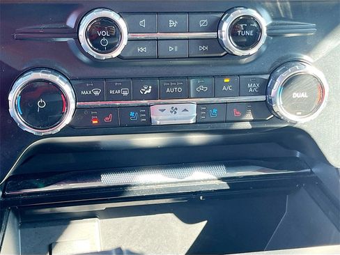 Used 2023 Ford F150 Lariat w/ Trailer Tow Package image 16