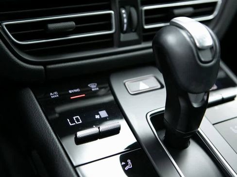 Certified 2022 Porsche Macan image 22