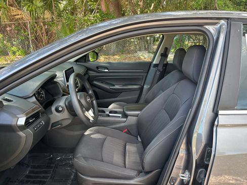 Used 2025 Nissan Altima 2.5 SV FWD image 28