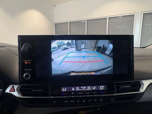 Used 2025 Toyota Sienna XLE AWD/4WD image 2