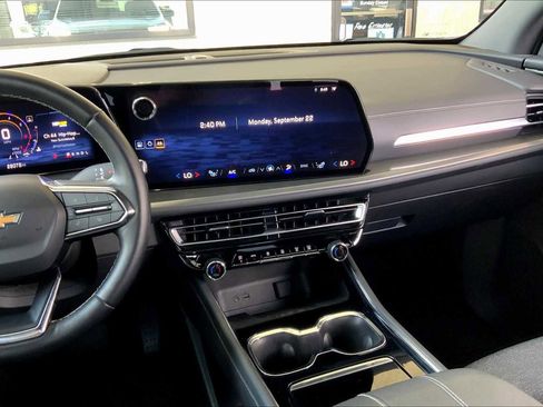 Used 2024 Chevrolet Traverse LT image 11