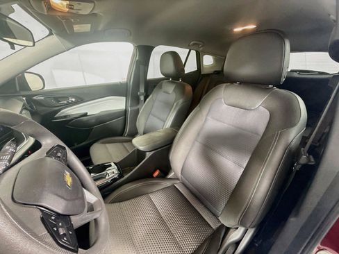 Used 2025 Chevrolet Trax LT FWD image 10