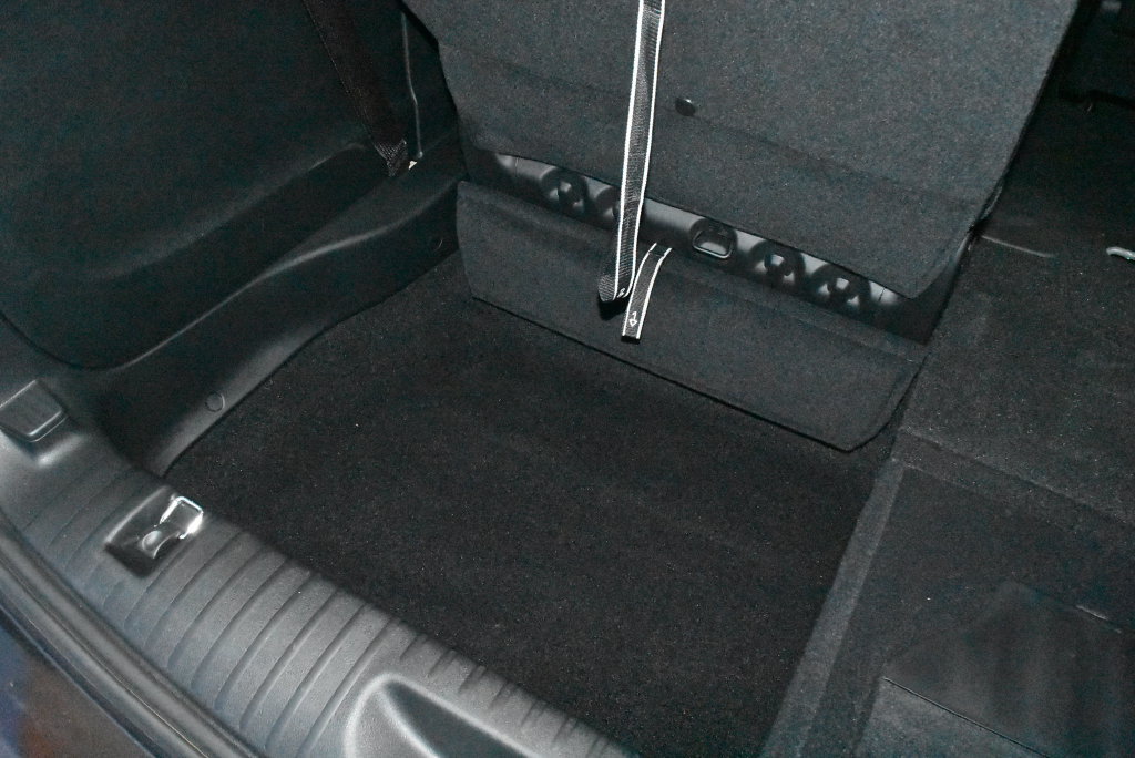 Used 2025 Chrysler Voyager LX FWD image 32