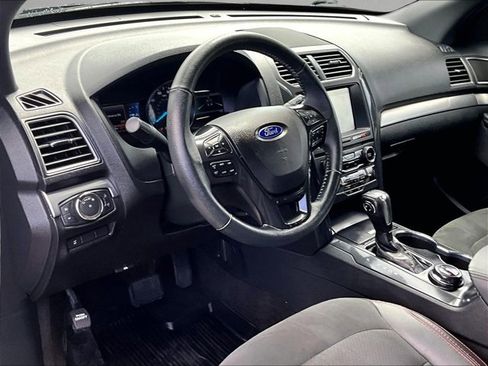 Used 2018 Ford Explorer XLT w/ Equipment Group 202A image 11