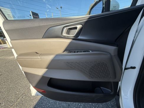 Used 2025 Kia Carnival FWD image 24