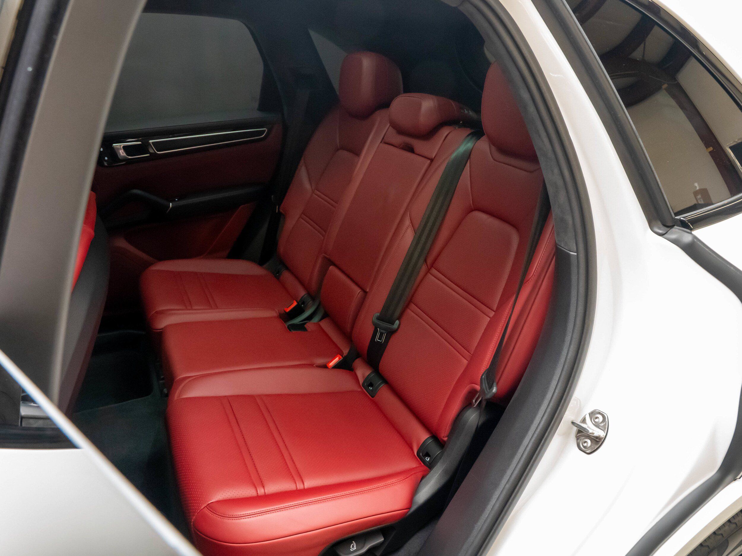 Certified 2023 Porsche Cayenne GTS AWD/4WD image 34